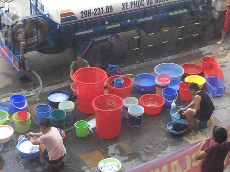 Vụ dân phải xách xô đi mua nước tại chung cư cao cấp ở Hà Nội: Chủ đầu tư cắt nước vì cư dân nợ tiền?-4