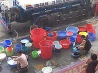 Vụ dân phải xách xô đi mua nước tại chung cư cao cấp ở Hà Nội: Chủ đầu tư cắt nước vì cư dân nợ tiền?