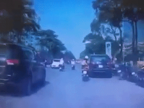 CLIP: Con suýt 