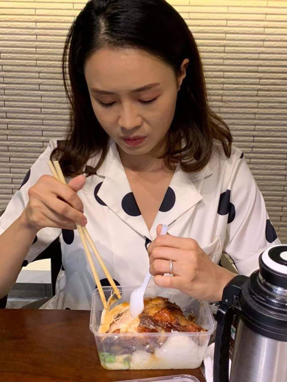 Hết hồn với ảnh hậu trường Hoa Hồng Trên Ngực Trái: Khuê đanh đá bất ngờ, doạ banh mắt giật lông mi của Trà?-14