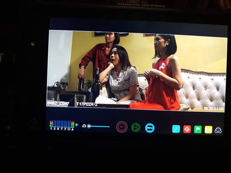 Hết hồn với ảnh hậu trường Hoa Hồng Trên Ngực Trái: Khuê đanh đá bất ngờ, doạ banh mắt giật lông mi của Trà?-5