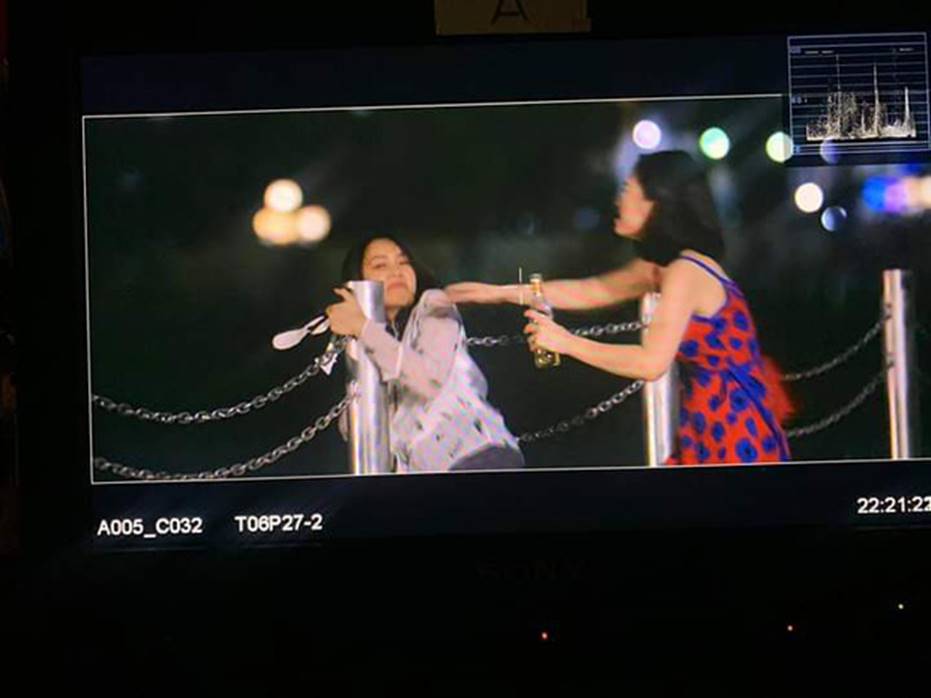 Hết hồn với ảnh hậu trường Hoa Hồng Trên Ngực Trái: Khuê đanh đá bất ngờ, doạ banh mắt giật lông mi của Trà?-6