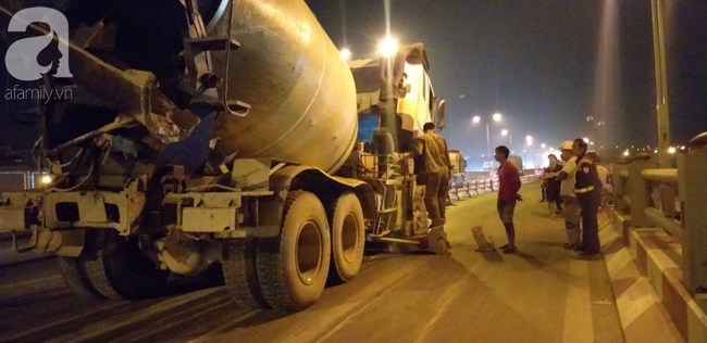 Xe bồn nổ lốp lao vào dải phân cách trên cầu Thanh Trì khiến 4 người đi xe máy bị thương-3