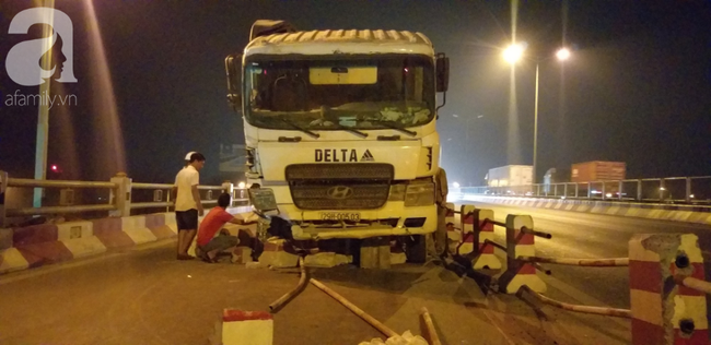 Xe bồn nổ lốp lao vào dải phân cách trên cầu Thanh Trì khiến 4 người đi xe máy bị thương-4