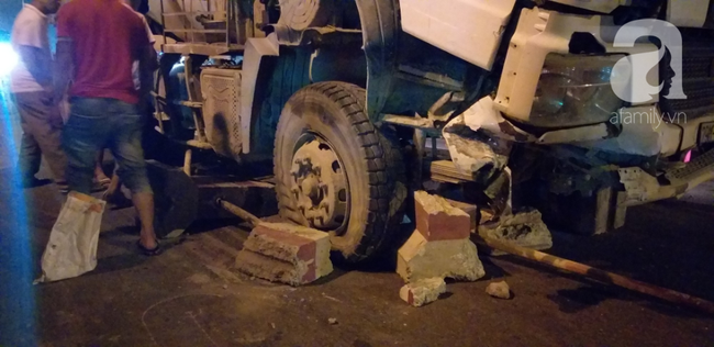 Xe bồn nổ lốp lao vào dải phân cách trên cầu Thanh Trì khiến 4 người đi xe máy bị thương-5