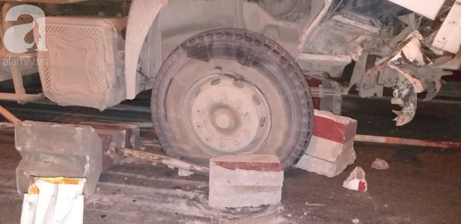 Xe bồn nổ lốp lao vào dải phân cách trên cầu Thanh Trì khiến 4 người đi xe máy bị thương-6