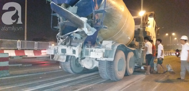 Xe bồn nổ lốp lao vào dải phân cách trên cầu Thanh Trì khiến 4 người đi xe máy bị thương-7