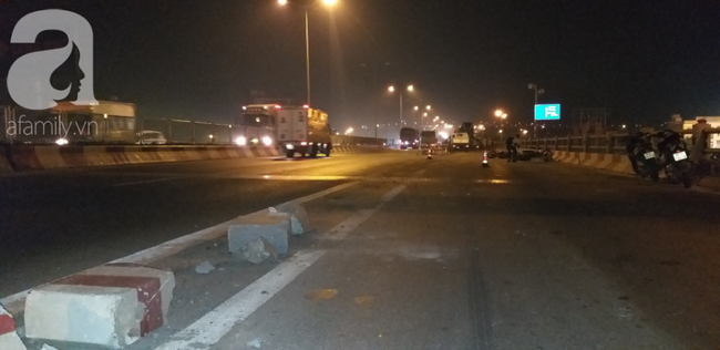 Xe bồn nổ lốp lao vào dải phân cách trên cầu Thanh Trì khiến 4 người đi xe máy bị thương-10