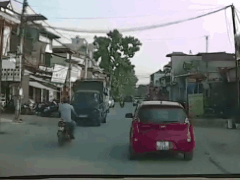 Xôn xao hình ảnh 2 thanh niên nằm vắt tay lên trán... ngủ say sưa giữa đường sau khi húc vào đuôi xe tải-4