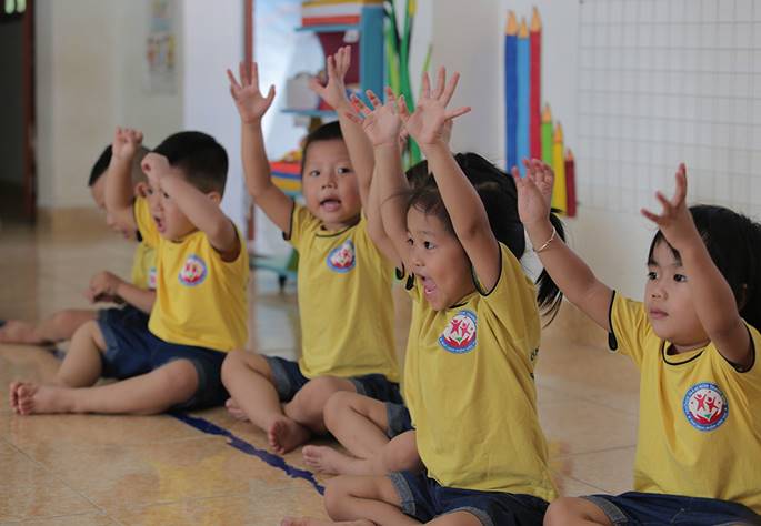 Những màn chào hỏi yêu thương của cô trò ở các trường học-4