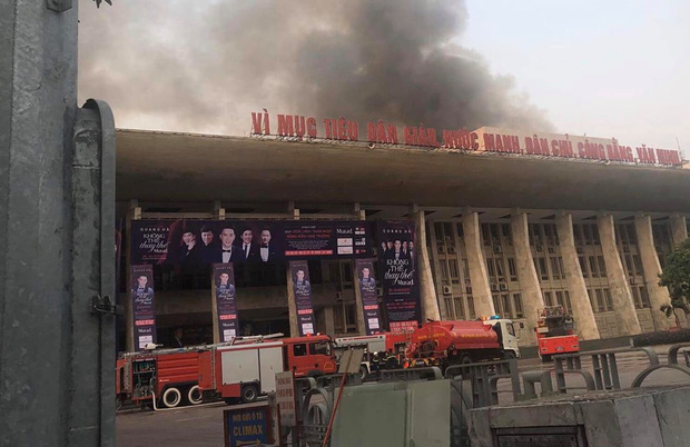 Cháy dữ dội tại Cung văn hoá hữu nghị Việt Xô trước liveshow ca nhạc lớn-1