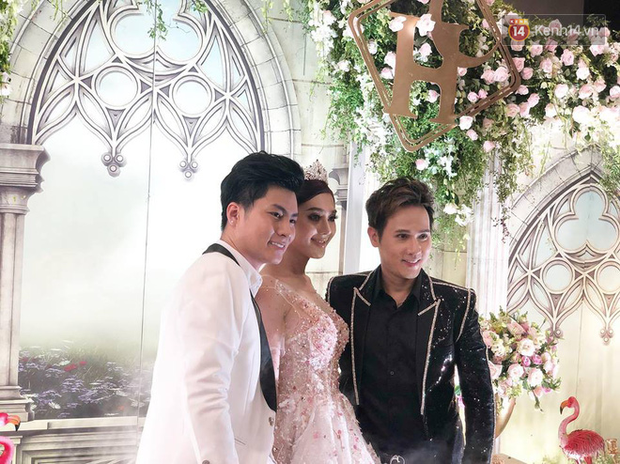 Sao Vbiz đối lập trong ngày kỷ niệm tình yêu: Trấn Thành tặng Hari nhẫn kim cương, Trường Giang mua dép tổ ong?-19