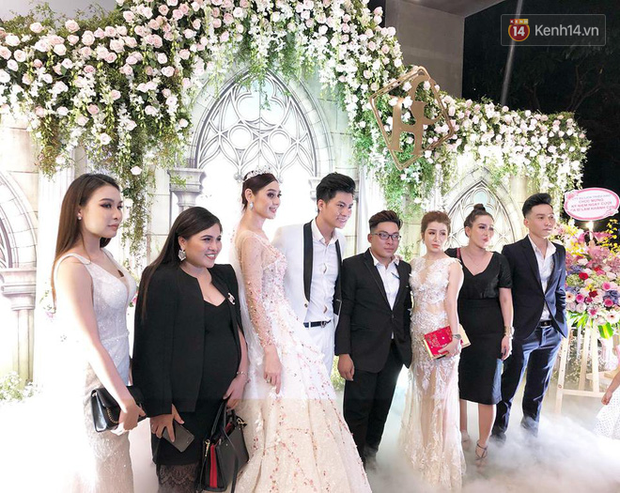 Sao Vbiz đối lập trong ngày kỷ niệm tình yêu: Trấn Thành tặng Hari nhẫn kim cương, Trường Giang mua dép tổ ong?-21