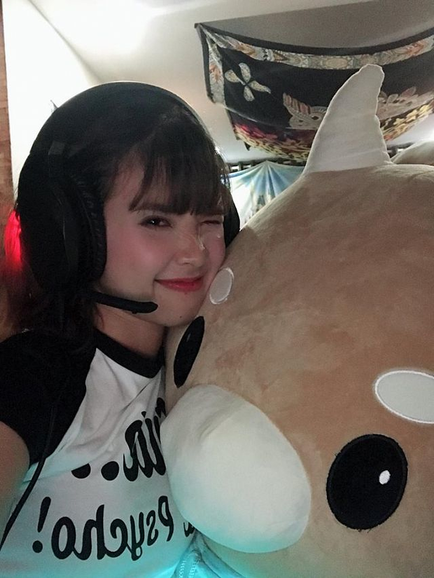 Sao Vbiz đối lập trong ngày kỷ niệm tình yêu: Trấn Thành tặng Hari nhẫn kim cương, Trường Giang mua dép tổ ong?-22