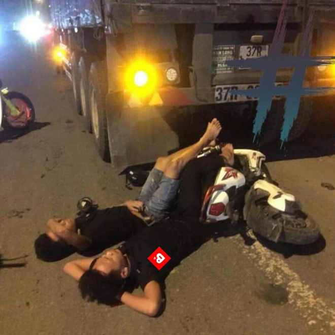 Xôn xao hình ảnh 2 thanh niên nằm vắt tay lên trán... ngủ say sưa giữa đường sau khi húc vào đuôi xe tải-2