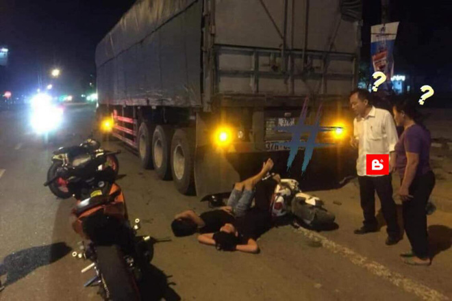 Xôn xao hình ảnh 2 thanh niên nằm vắt tay lên trán... ngủ say sưa giữa đường sau khi húc vào đuôi xe tải-3