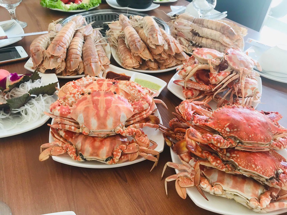 Ăn buffet hải sản, thủ túi nilon mang về chục con ghẹ, 1,5kg bề bề-2