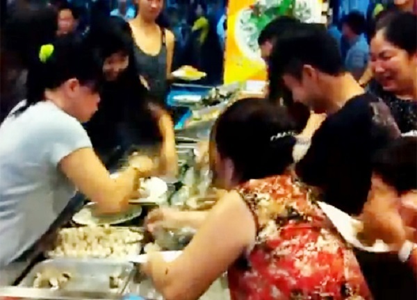 Ăn buffet hải sản, thủ túi nilon mang về chục con ghẹ, 1,5kg bề bề-4