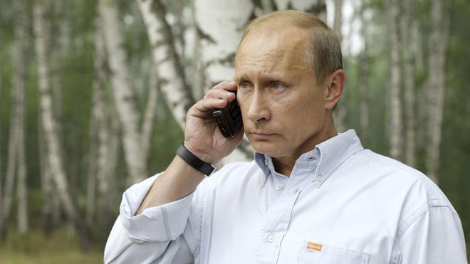 Hé lộ chiếc điện thoại Tổng thống Putin đang dùng: Không phải iPhone!-1