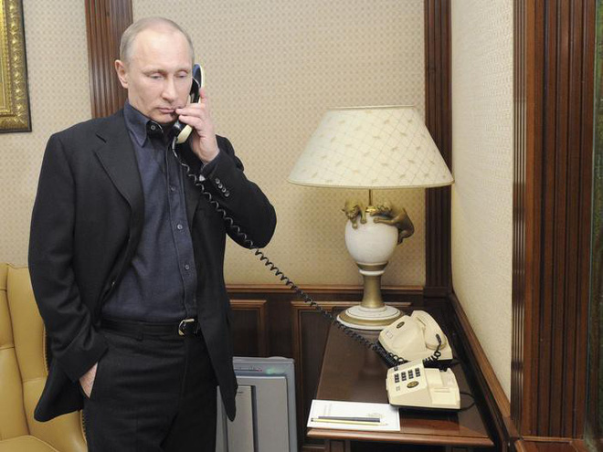 Hé lộ chiếc điện thoại Tổng thống Putin đang dùng: Không phải iPhone!-2