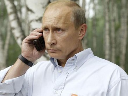 Hé lộ chiếc điện thoại Tổng thống Putin đang dùng: Không phải iPhone!