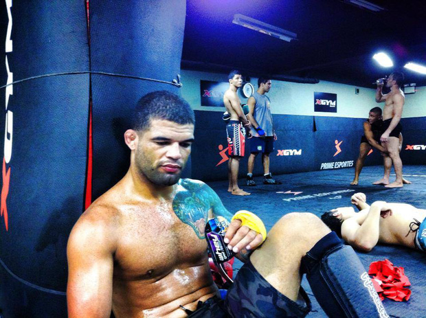 Quá vã hơi men, anh chàng võ sĩ trèo hẳn lên sàn đấu, húp trọn nửa cốc bia của nữ CĐV xinh đẹp trong một hơi-3