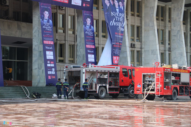 Khung cảnh đổ nát, sân khấu cháy thành than bên trong Cung Việt Xô-2