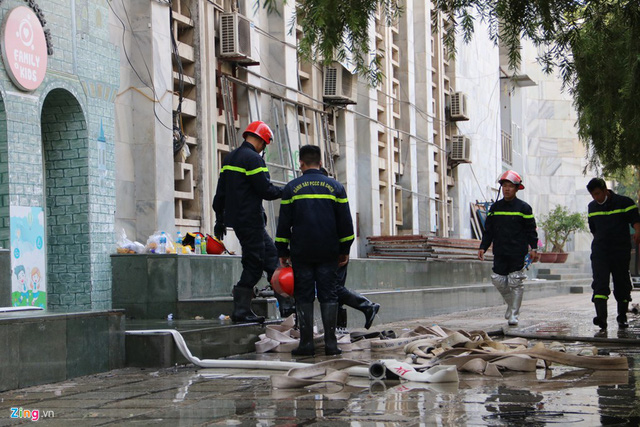 Khung cảnh đổ nát, sân khấu cháy thành than bên trong Cung Việt Xô-3