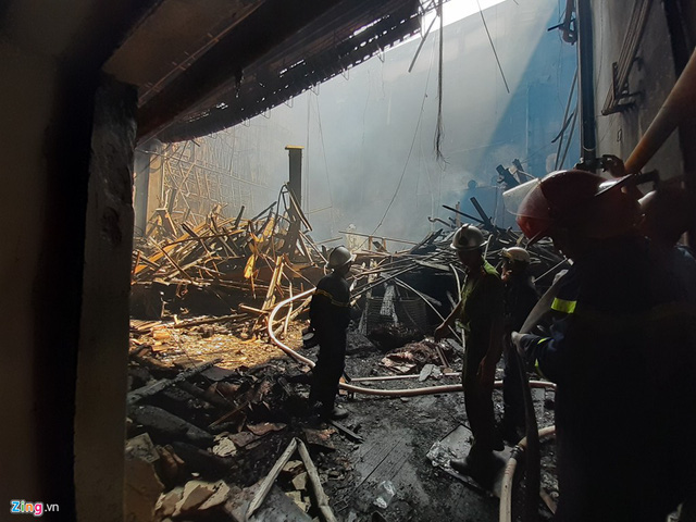 Khung cảnh đổ nát, sân khấu cháy thành than bên trong Cung Việt Xô-4