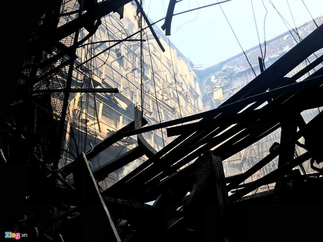 Khung cảnh đổ nát, sân khấu cháy thành than bên trong Cung Việt Xô-7