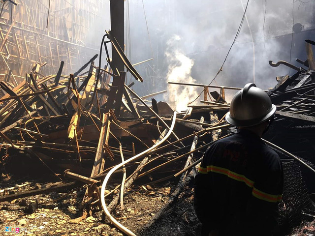 Khung cảnh đổ nát, sân khấu cháy thành than bên trong Cung Việt Xô-10