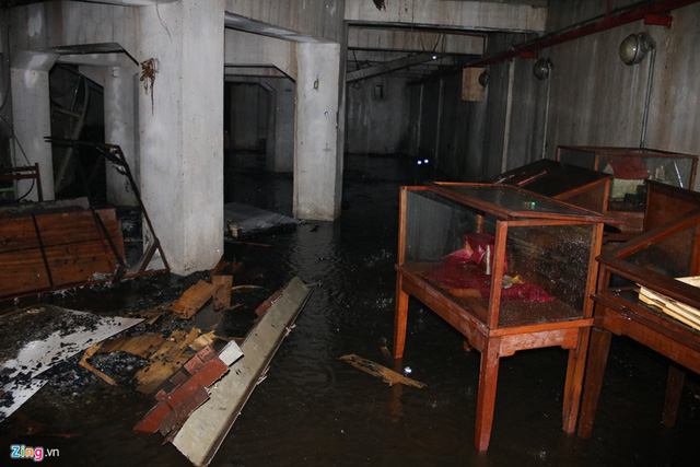 Khung cảnh đổ nát, sân khấu cháy thành than bên trong Cung Việt Xô-8