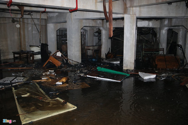 Khung cảnh đổ nát, sân khấu cháy thành than bên trong Cung Việt Xô-9