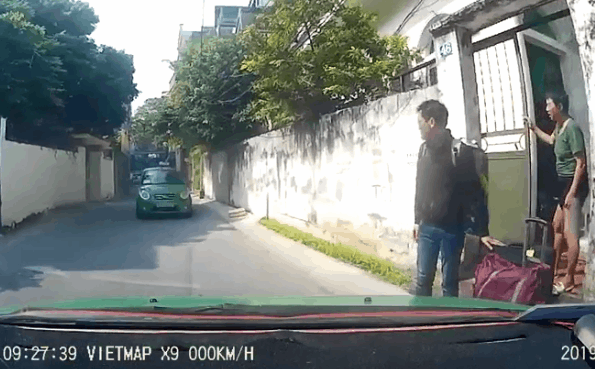 Bị lái xe cùng hãng chặn đầu, cướp khách nhanh như chớp, cách xử trí của tài xế taxi được tất cả ủng hộ-1
