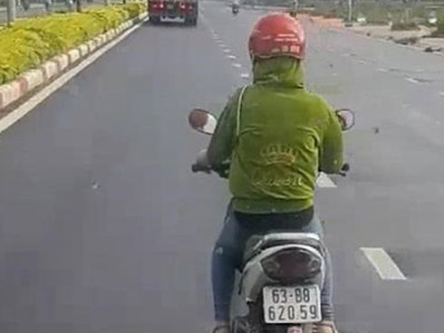 Xe máy chở 3 cắt đầu ôtô đang chạy vận tốc 80 km/h-1