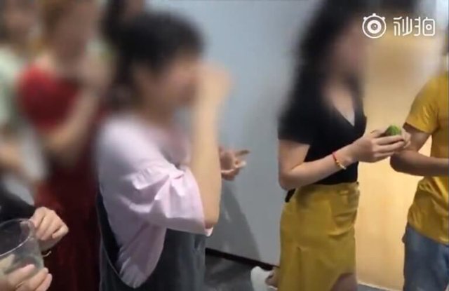 Không đạt KPI, nhân viên bị sếp phạt ăn mướp đắng và uống trứng sống-2