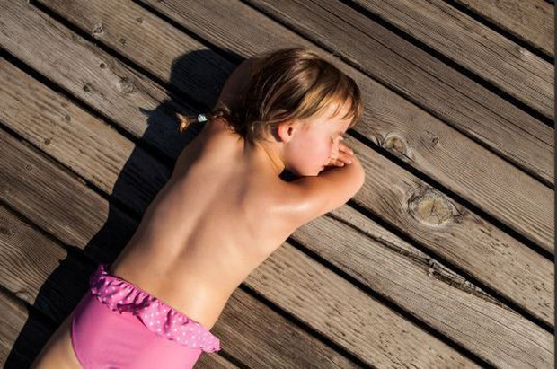 Mẹ bị ném đá đến muối mặt vì để con gái mặc đồ bơi theo kiểu chẳng giống ai-1