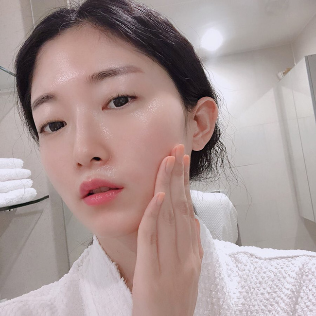 Cùng là thoa kem dưỡng ẩm vào mùa hanh khô nhưng nếu áp dụng 5 mẹo sau, da bạn sẽ đẹp gấp mấy da người ta-1