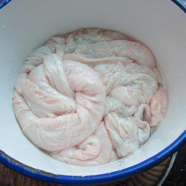 Rửa lòng già không cần muối và giấm, đầu bếp dạy mẹo này lòng vừa sạch lại hết hôi-2