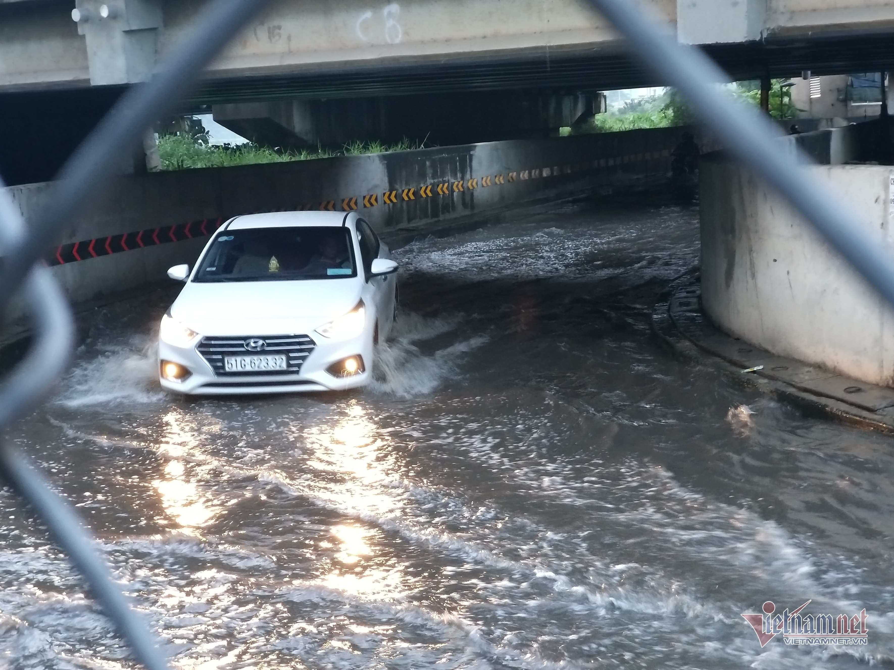 Hầm chui ngập nửa mét, nước lênh láng cản lối về của người Sài Gòn-2