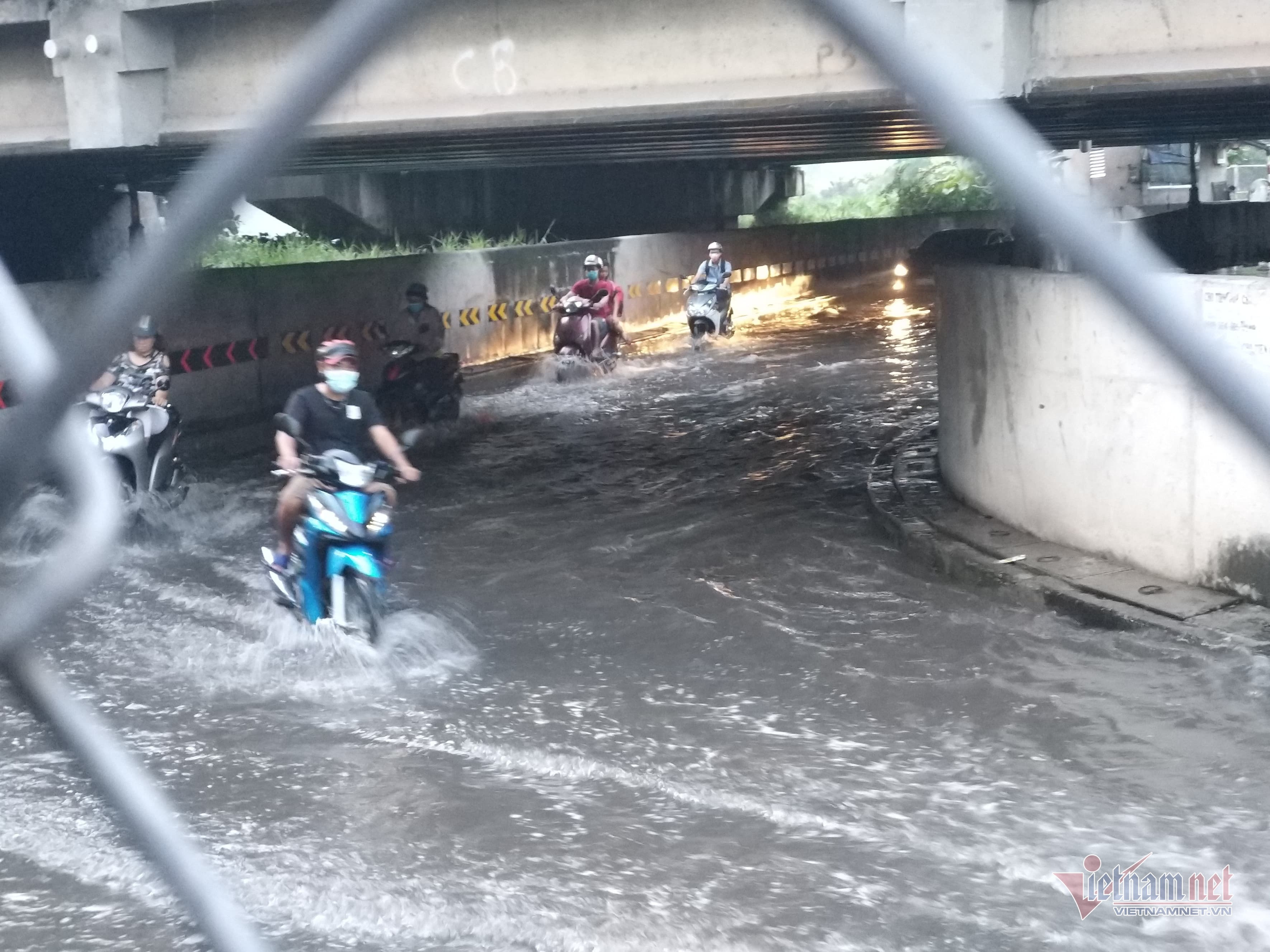 Hầm chui ngập nửa mét, nước lênh láng cản lối về của người Sài Gòn-1