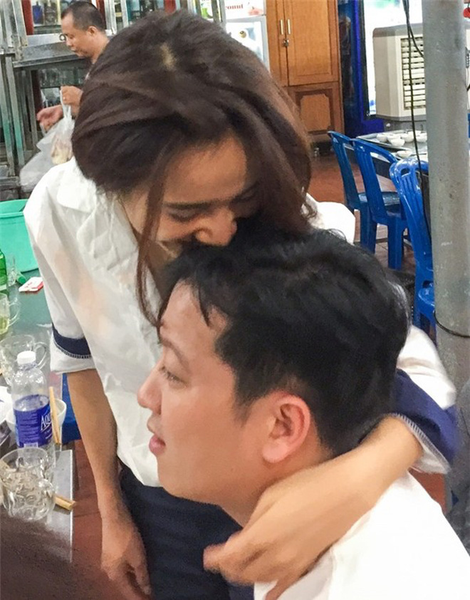 Phát sốt cách thể hiện tình cảm của sao Việt: Vô tư ôm hôn nơi công cộng, cứ gặp là không rời, chăm kỹ đến phát hờn-7