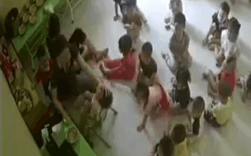 CLIP: Cô giáo mầm non ghì đầu đứa bé, đút liên hồi đến người lớn cũng phải sợ-1