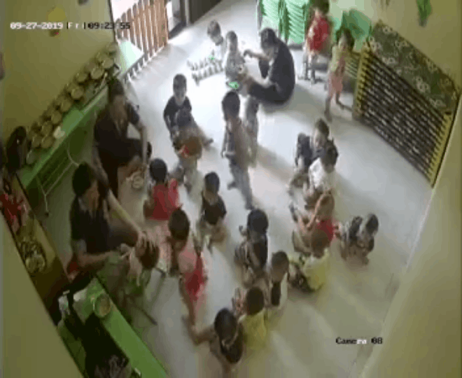 CLIP: Cô giáo mầm non ghì đầu đứa bé, đút liên hồi đến người lớn cũng phải sợ-2