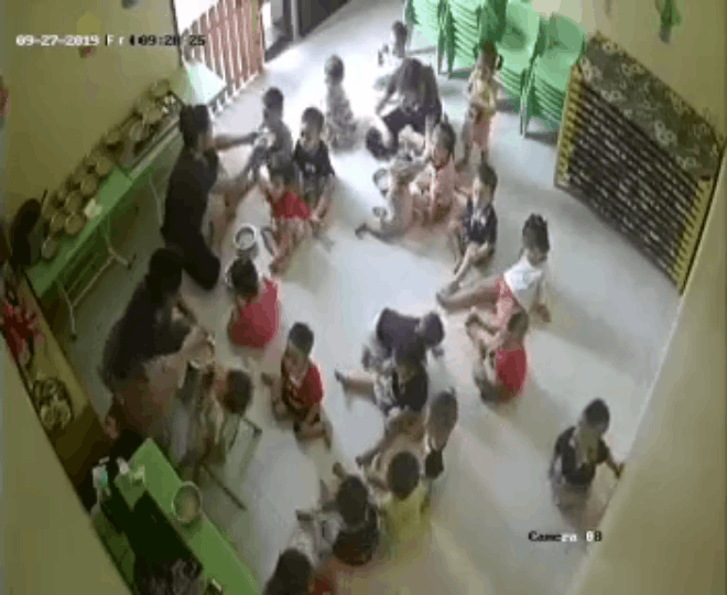 CLIP: Cô giáo mầm non ghì đầu đứa bé, đút liên hồi đến người lớn cũng phải sợ-3