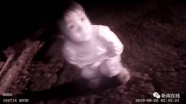 Phát hiện bé gái trắng bệch đang khóc bên vệ đường lúc 3h sáng, cảnh sát điều tra liền biết được sự thật choáng váng-1