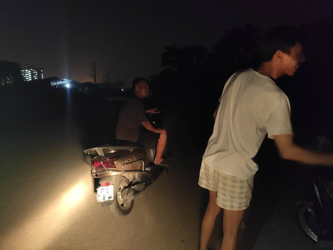 Nóng: Phát hiện thi thể nam sinh năm nhất chạy xe ôm công nghệ nghi bị sát hại tại bãi đất hoang ở Hà Nội-2