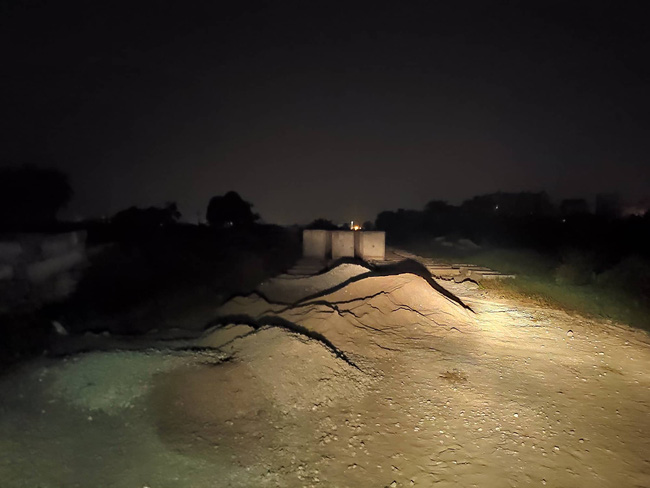 Nóng: Phát hiện thi thể nam sinh năm nhất chạy xe ôm công nghệ nghi bị sát hại tại bãi đất hoang ở Hà Nội-3