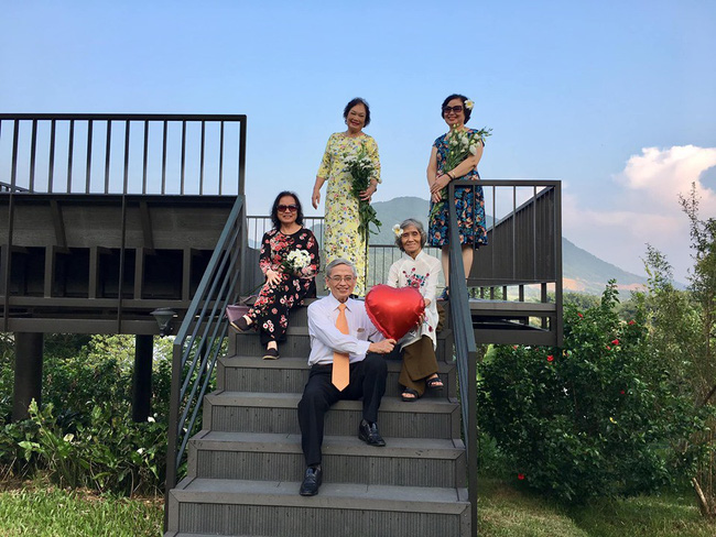 Màn cầu hôn có 1-0-2 của ông chồng U80, chủ hôn dặn dò chú rể nhớ tắm nước sôi, bôi nước hoa, bật điều hoà, nằm chờ sẵn-5