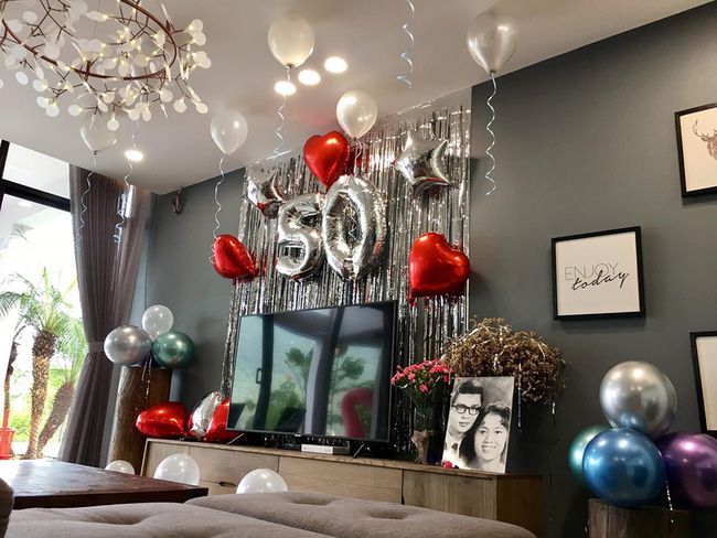 Màn cầu hôn có 1-0-2 của ông chồng U80, chủ hôn dặn dò chú rể nhớ tắm nước sôi, bôi nước hoa, bật điều hoà, nằm chờ sẵn-6